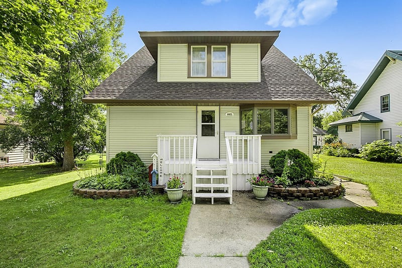 645 Main St S, Hutchinson, MN 55350