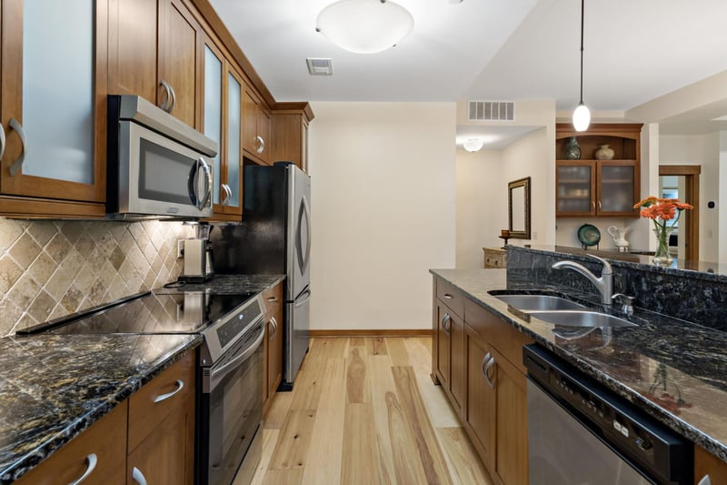 715 Linden St #108, Mendota Heights, MN 55118