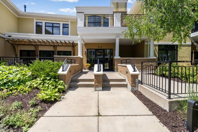 715 Linden St #108, Mendota Heights, MN 55118