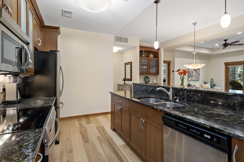 715 Linden St #108, Mendota Heights, MN 55118