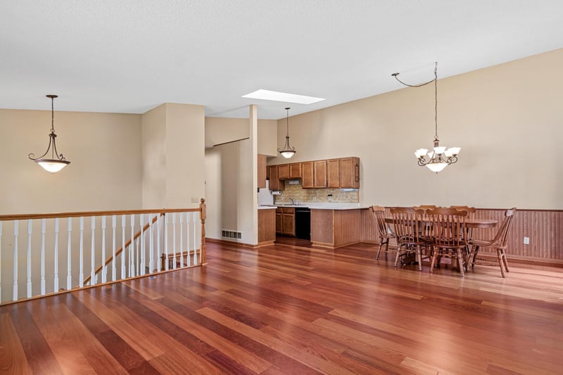 1314 Deercliff Ln, Eagan, MN 55123