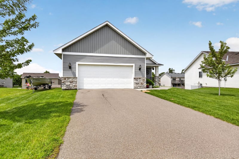 913 Moline Loop NW, Isanti, MN 55040