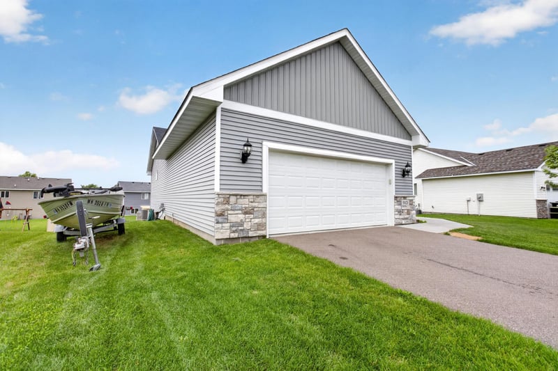 913 Moline Loop NW, Isanti, MN 55040