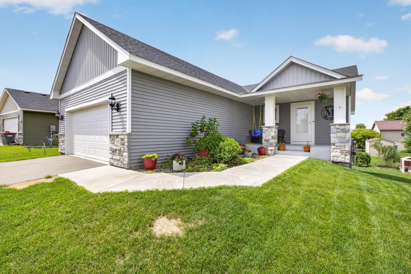 913 Moline Loop NW, Isanti, MN 55040