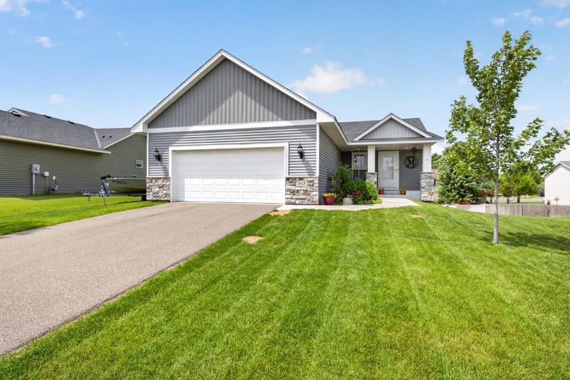 913 Moline Loop NW, Isanti, MN 55040