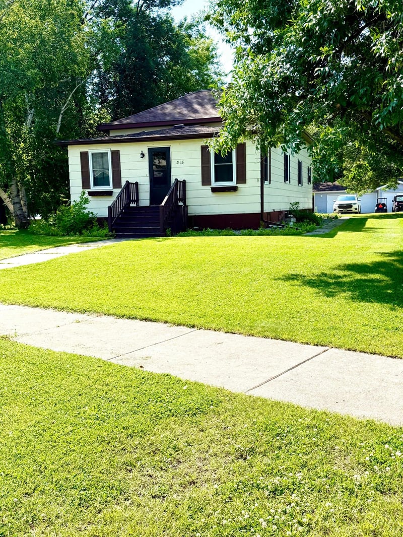 318 2nd St SE, Hallock, MN 56728