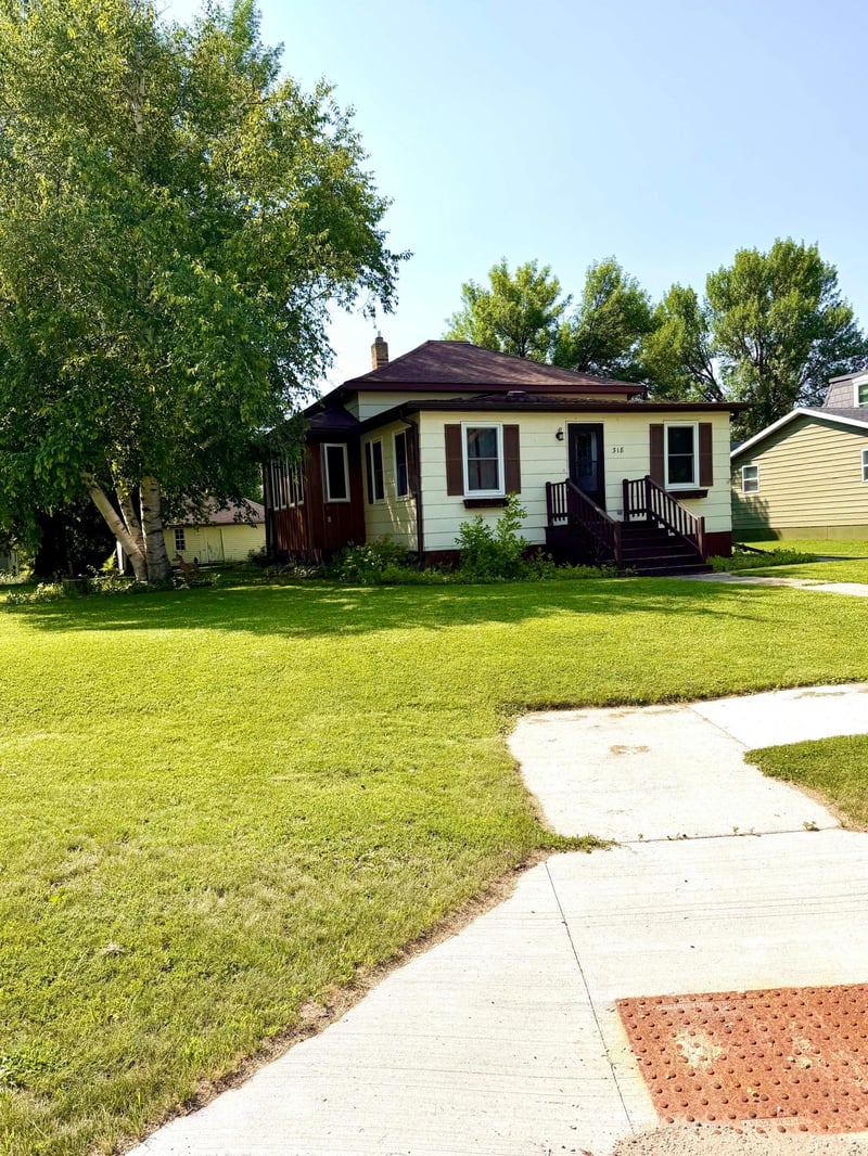 318 2nd St SE, Hallock, MN 56728