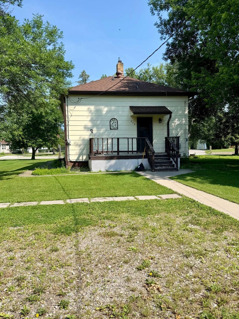 318 2nd St SE, Hallock, MN 56728