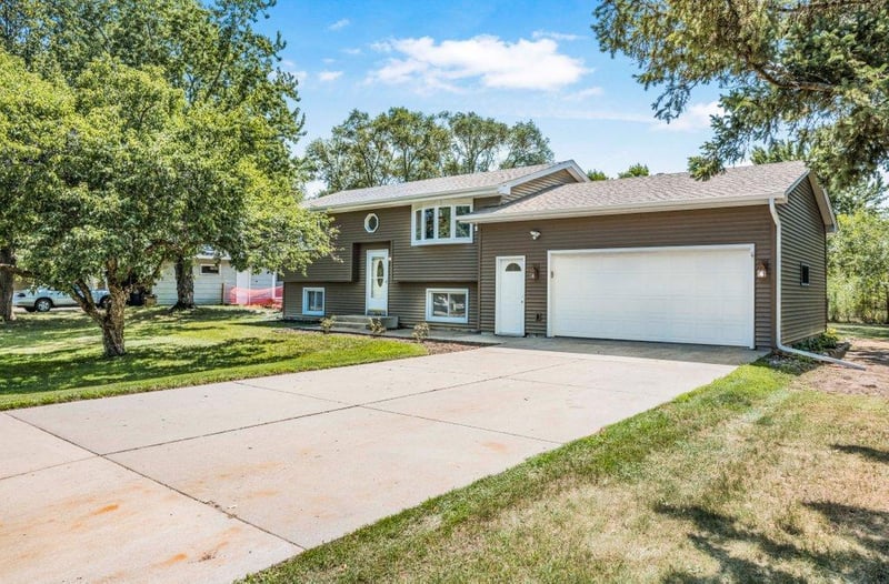 1808 W River St, Monticello, MN 55362