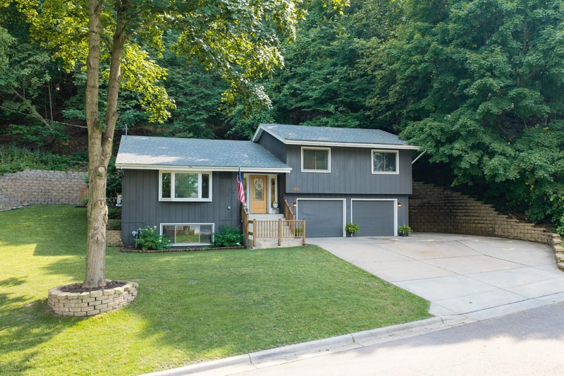 419 Mill St E, Cannon Falls, MN 55009