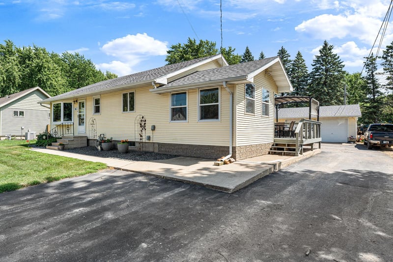 305 Le Sueur Ave, Eagle Lake, MN 56024