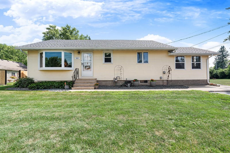305 Le Sueur Ave, Eagle Lake, MN 56024