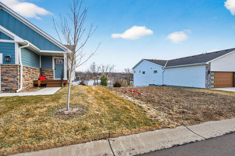 221 Mccarrons Pl W, Roseville, MN 55113