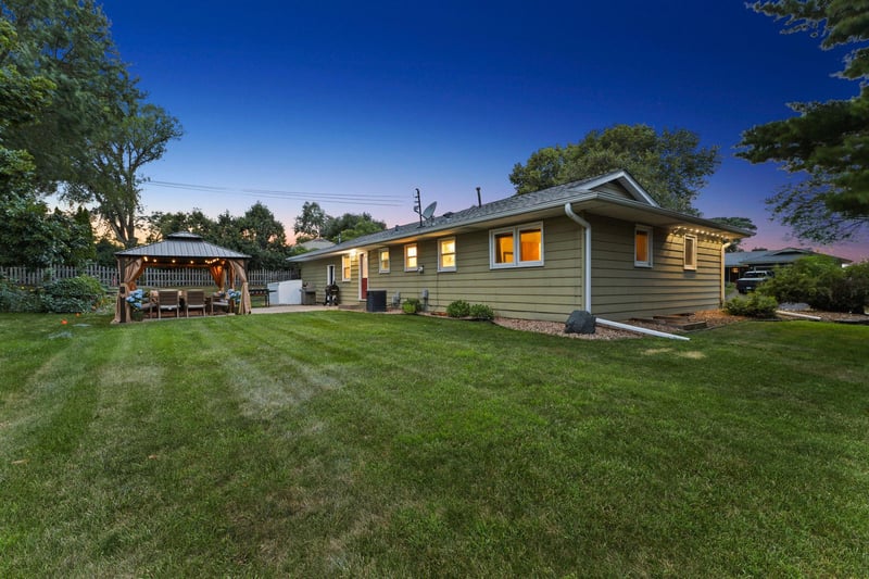 784 Creek Ave, Mendota Heights, MN 55120