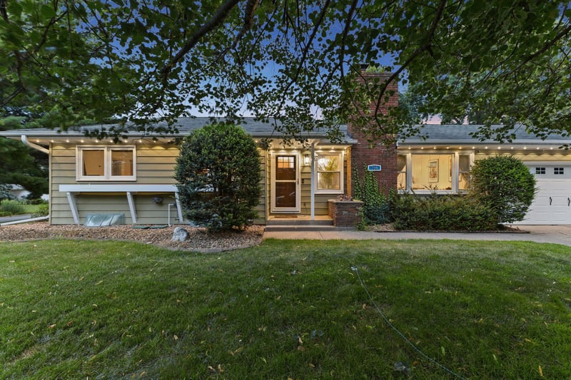 784 Creek Ave, Mendota Heights, MN 55120