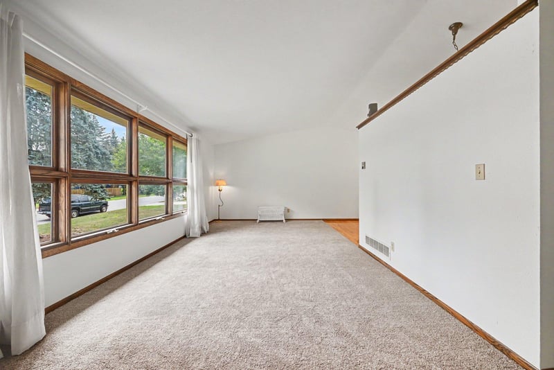 1880 Richal Dr, Woodbury, MN 55125