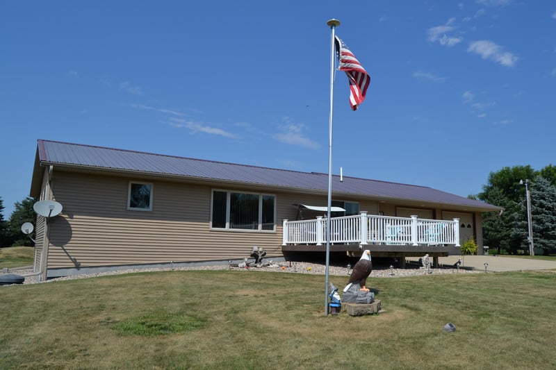 1544 Dickson Dr, Hendricks, MN 56136