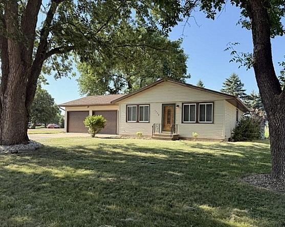1790 Maple Park Cir, Windom, MN 56101