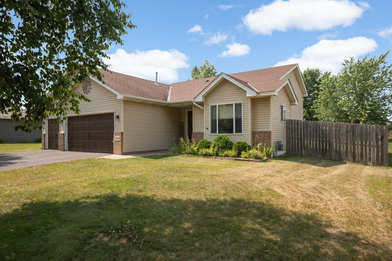1320 Honeysuckle Ln SE, Cambridge, MN 55008