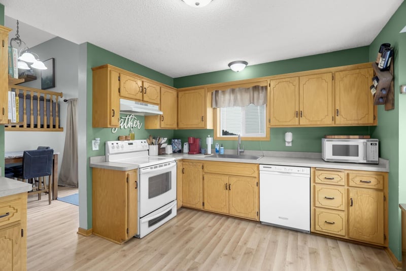 1320 Honeysuckle Ln SE, Cambridge, MN 55008