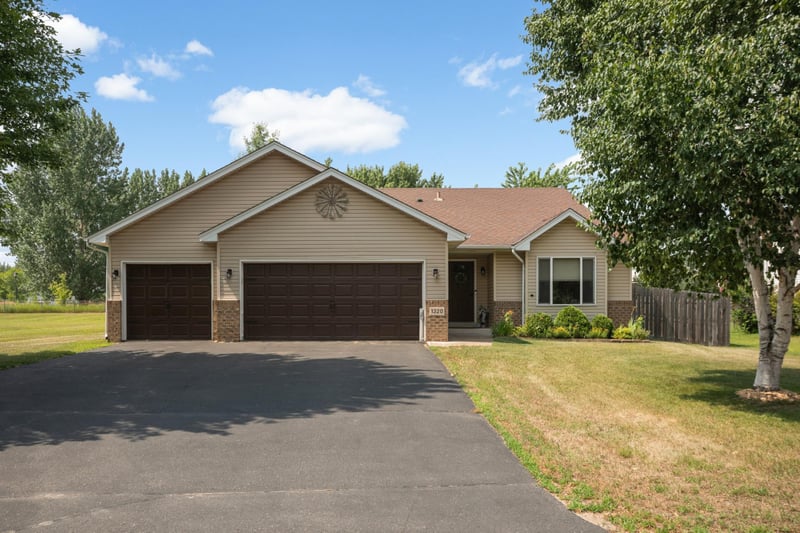 1320 Honeysuckle Ln SE, Cambridge, MN 55008