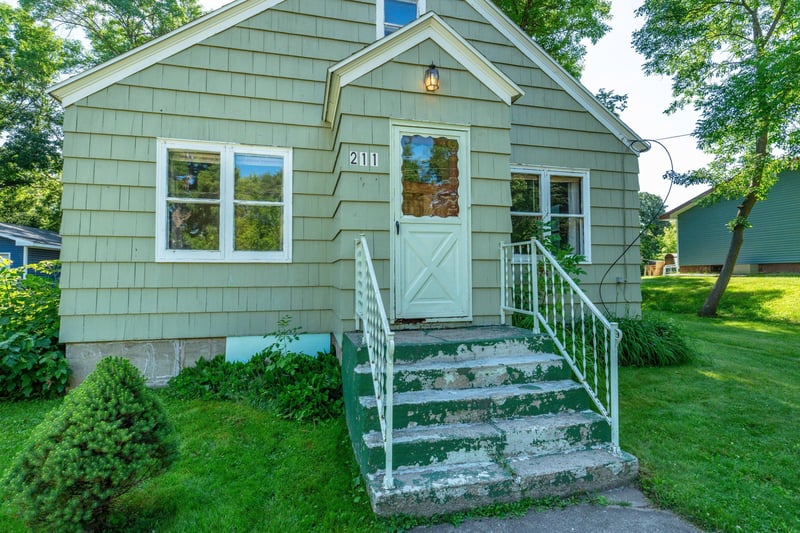 211 5th St SE, Pelican Rapids, MN 56572