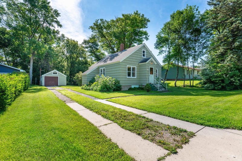 211 5th St SE, Pelican Rapids, MN 56572