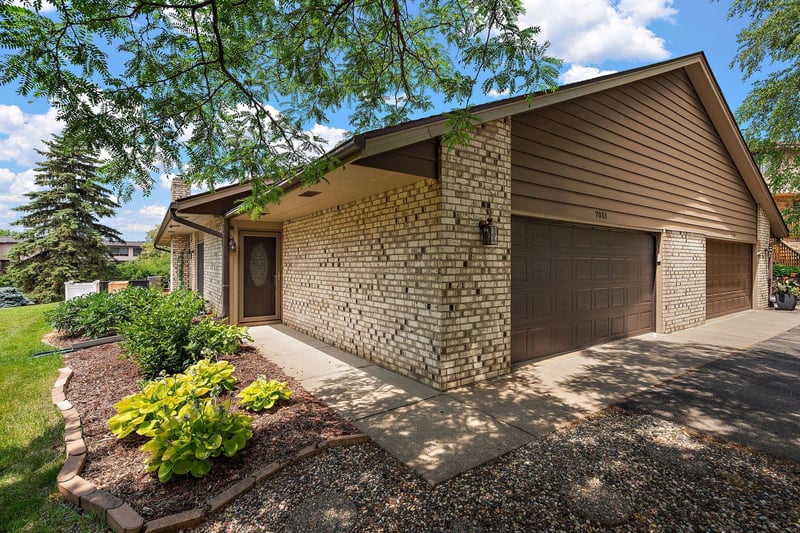 7051 Robinwood Trl, Woodbury, MN 55125