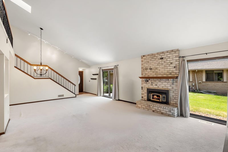 7051 Robinwood Trl, Woodbury, MN 55125