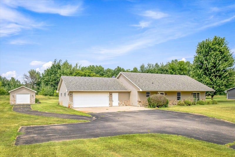 2507 320th Ln NE, Cambridge, MN 55008