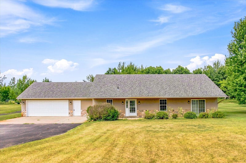 2507 320th Ln NE, Cambridge, MN 55008