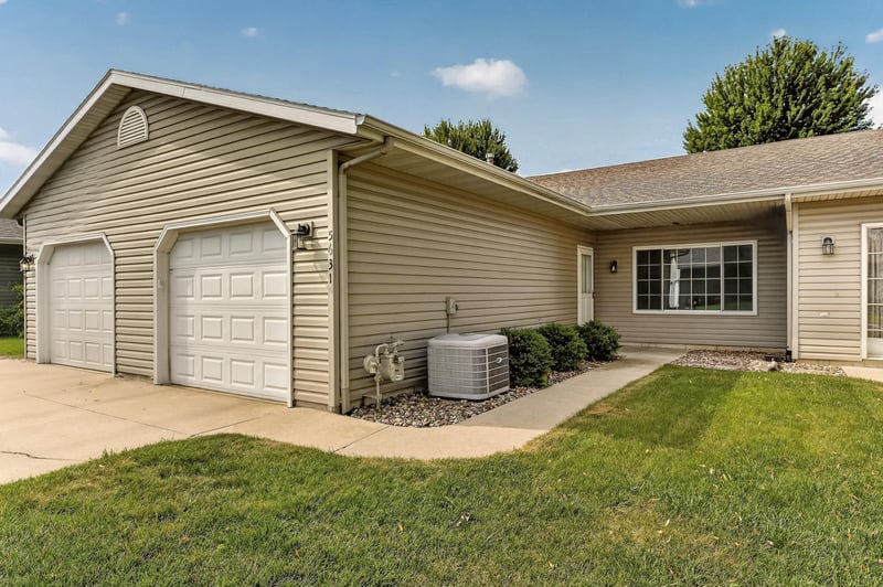 5631 White Oaks Ln NW, Rochester, MN 55901