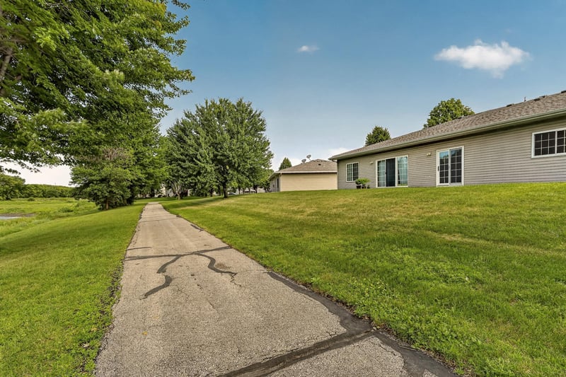 5631 White Oaks Ln NW, Rochester, MN 55901