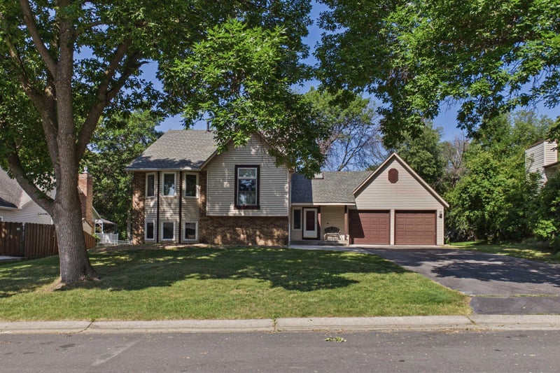 9137 Polaris Ln N, Maple Grove, MN 55369