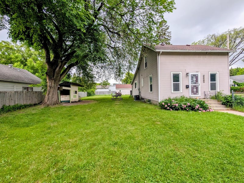523 11th St N, Moorhead, MN 56560
