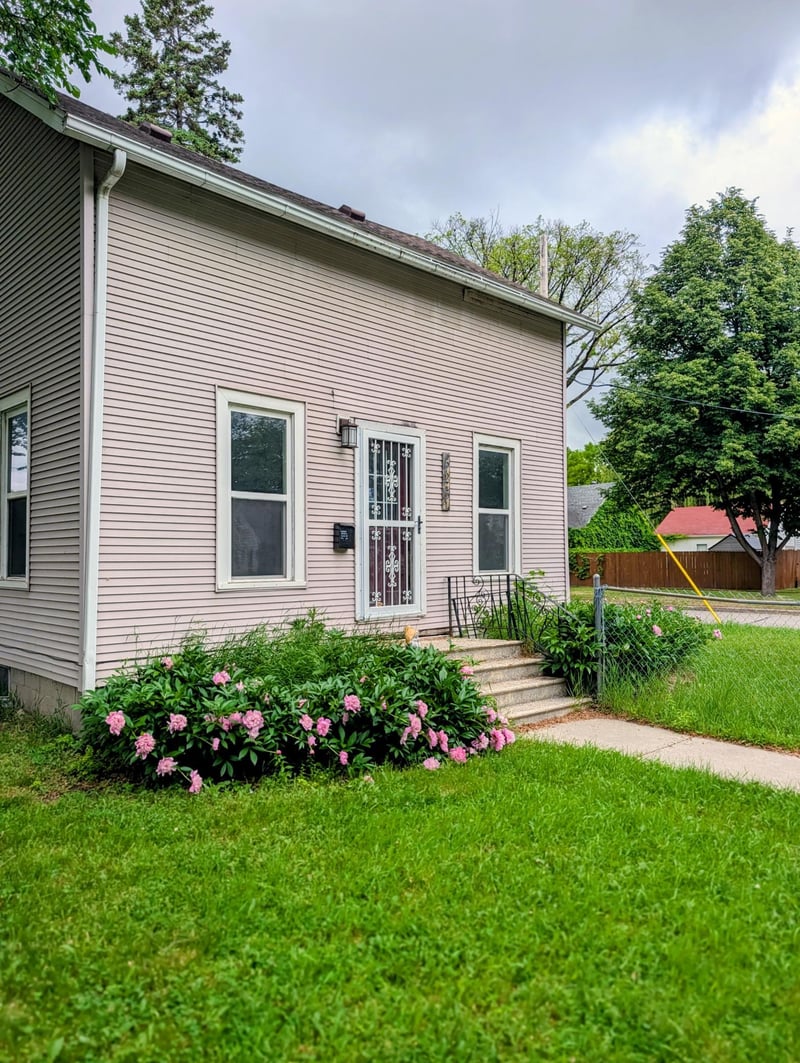 523 11th St N, Moorhead, MN 56560