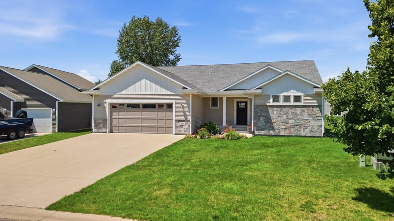 820 Fieldcrest Dr, Mankato, MN 56001