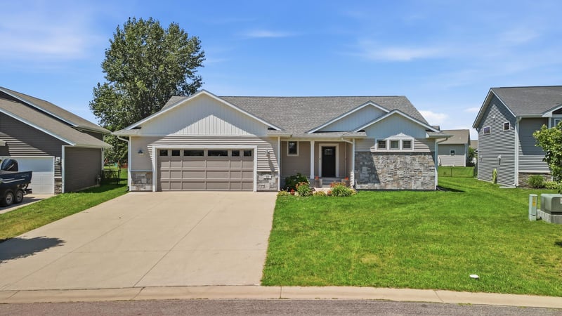 820 Fieldcrest Dr, Mankato, MN 56001