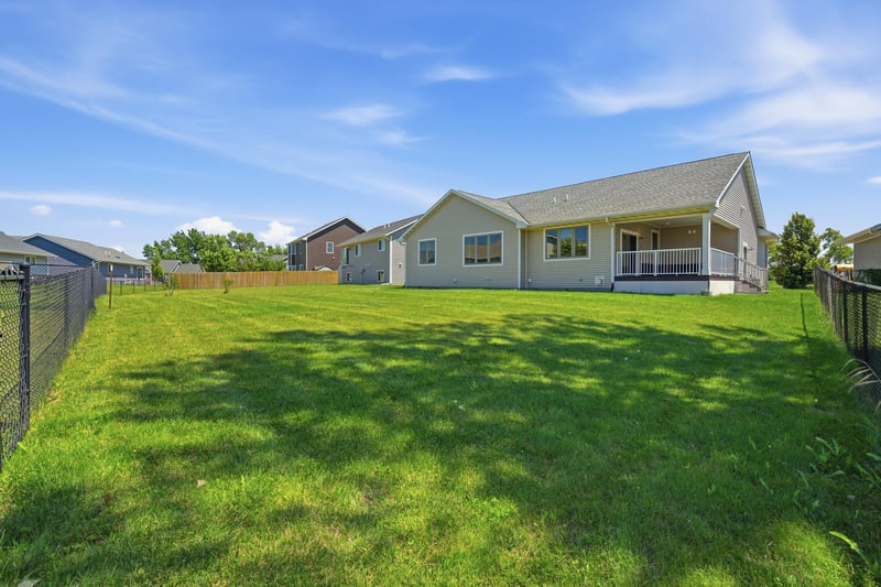 820 Fieldcrest Dr, Mankato, MN 56001