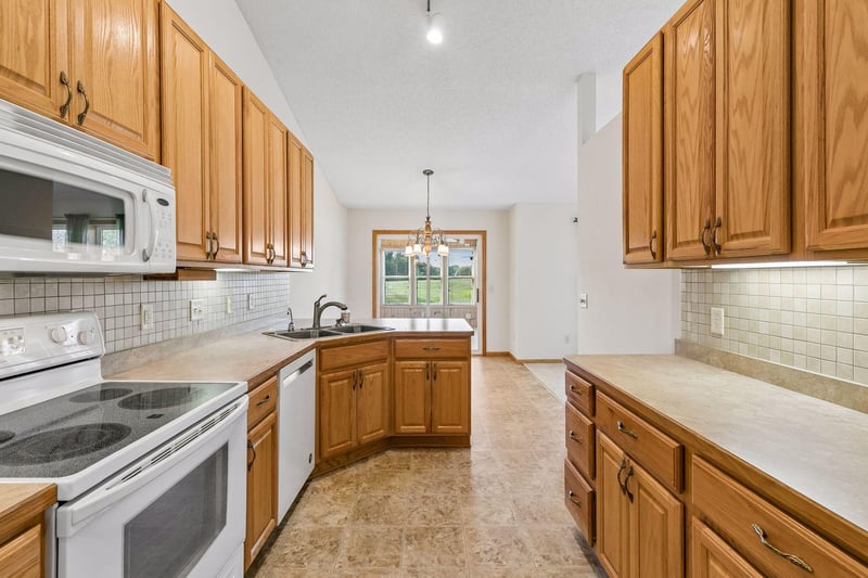 2007 14th St NE, Faribault, MN 55021