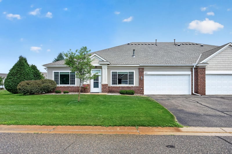 5815 Prairie Ridge Dr, Shoreview, MN 55126