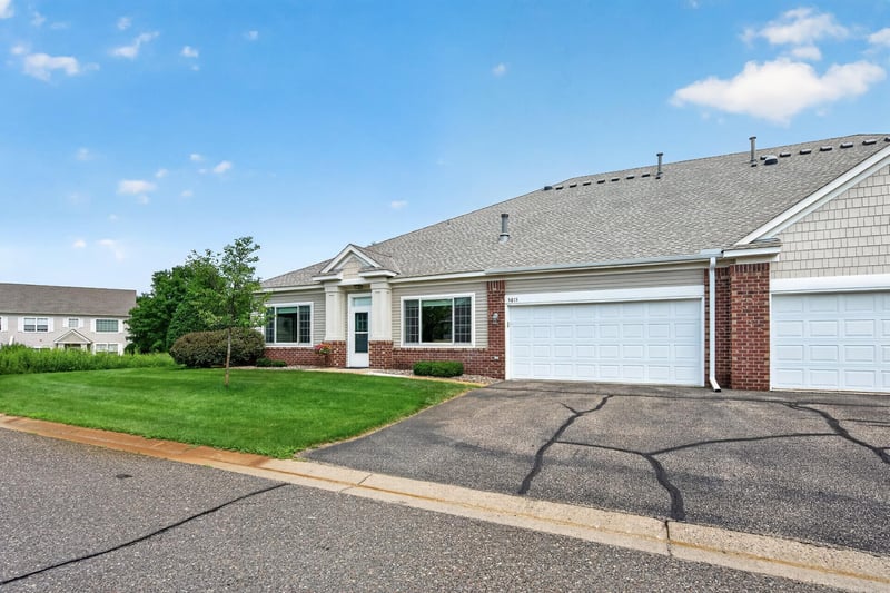 5815 Prairie Ridge Dr, Shoreview, MN 55126