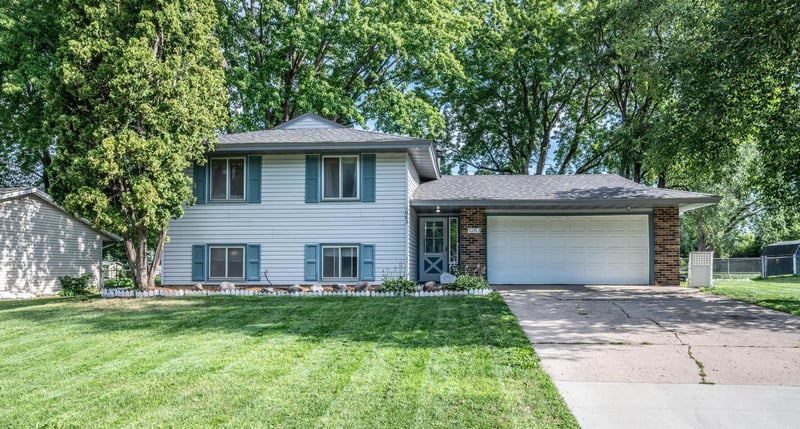 1083 Whitney Dr, Apple Valley, MN 55124