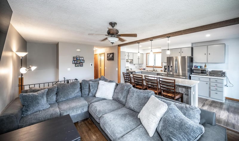 1083 Whitney Dr, Apple Valley, MN 55124