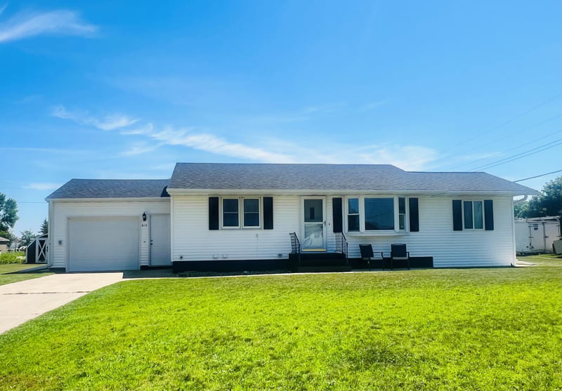 610 E 2nd St, Graceville, MN 56240