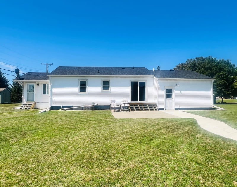 610 E 2nd St, Graceville, MN 56240