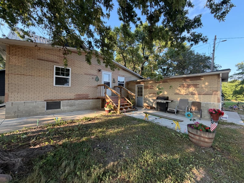 194 40th Ave, Hills, MN 56138