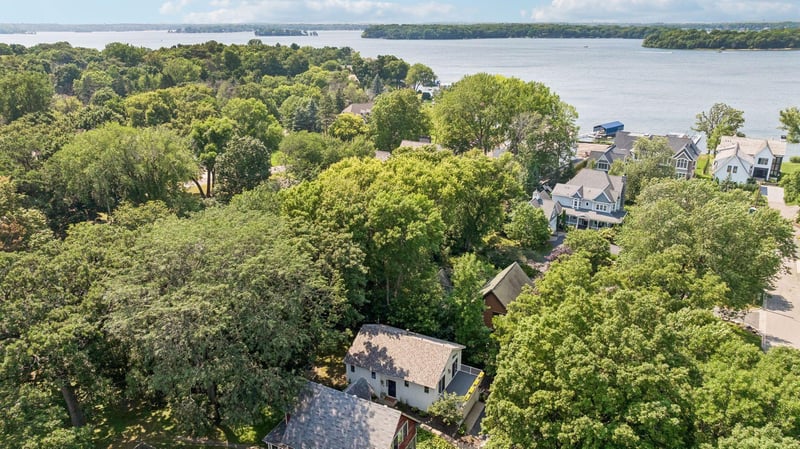 20475 Summerville Rd, Deephaven, MN 55331