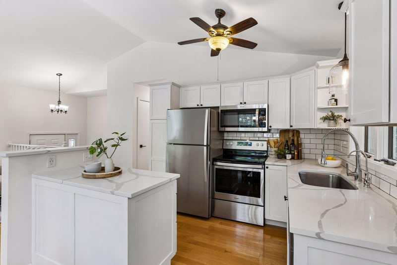 20475 Summerville Rd, Deephaven, MN 55331