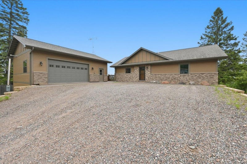 828 Slater Dr, Beaver Bay, MN 55614